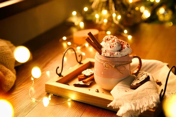 Sabrosa Bebida Caliente Con Crema Batida Luces Navidad Mesa Madera — Foto de Stock