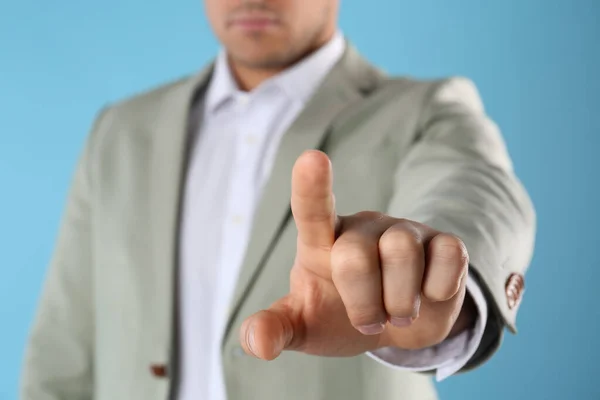 Zakenman Wijst Naar Iets Lichtblauwe Achtergrond Close Vingergebaar — Stockfoto