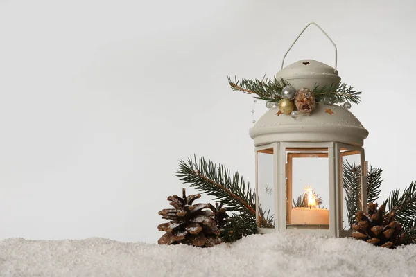 Lanterna Decorativa Decoração Natal Neve Contra Fundo Cinza Claro Espaço — Fotografia de Stock