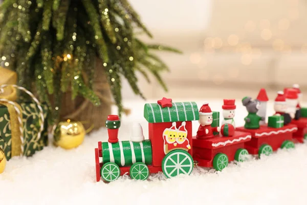 Helle Spielzeugeisenbahn Auf Kunstschnee Neben Kleinem Weihnachtsbaum — Stockfoto