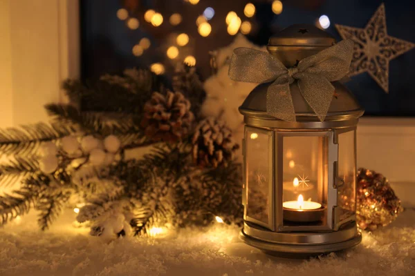 Schöne Weihnachtslaterne Und Andere Dekorationen Auf Der Verschneiten Fensterbank Der — Stockfoto