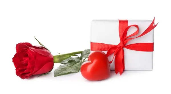 Schöne Geschenkschachtel Rosa Und Rotes Herz Auf Weißem Hintergrund Valentinstag — Stockfoto