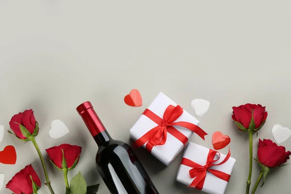Schöne Geschenkschachteln Rosen Und Wein Auf Grauem Hintergrund Flache Lage — Stockfoto