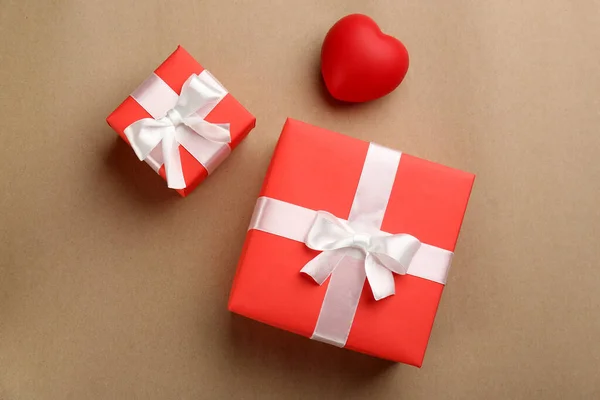 Beautiful Gift Boxes Red Heart Brown Background Flat Lay Valentine — Stock Photo, Image
