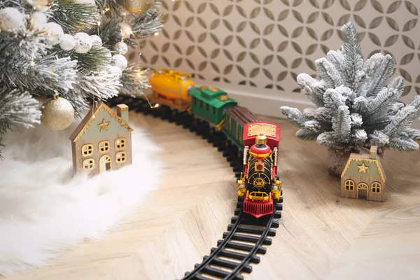 Oyuncak Tren Demiryolu Kapalı Bir Yerde Noel Ağacının Yanında — Stok fotoğraf