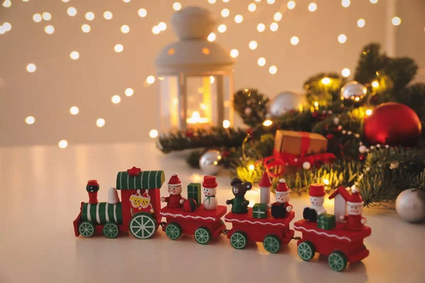 Trem Brinquedo Decoração Natal Mesa Contra Luzes Embaçadas — Fotografia de Stock