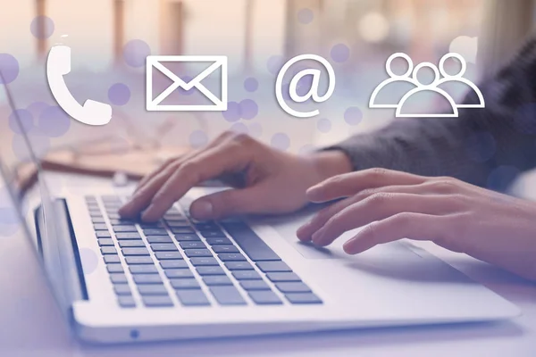 Hotline Dienst Vrouw Werken Laptop Aan Tafel Binnen Close — Stockfoto