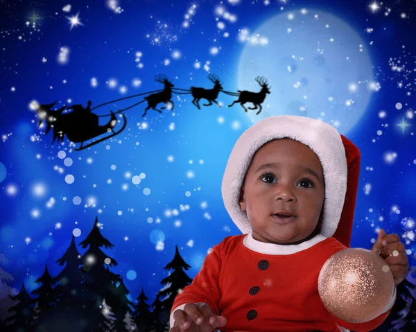 Cute Afroamerykańskie Dziecko Święty Mikołaj Latające Jego Sanie Przed Niebem — Zdjęcie stockowe