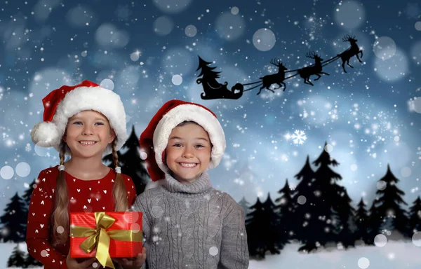 Słodkie Małe Dzieci Święty Mikołaj Latające Jego Sanie Przed Niebem — Zdjęcie stockowe