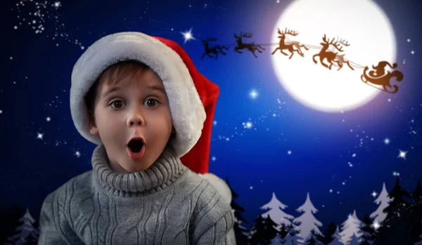 Słodkie Małe Dziecko Święty Mikołaj Latające Jego Sanie Przed Niebem — Zdjęcie stockowe