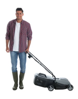 Beyaz arka planda modern çim biçme makinesi olan adam