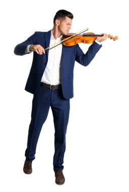 Beyaz arka planda ahşap keman çalan adam