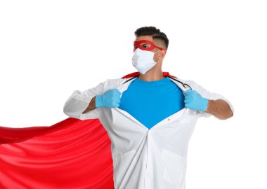 Beyaz arka planda yüz maskesi ve pelerin giyen bir doktor. Tıbbın süper kahraman gücü.