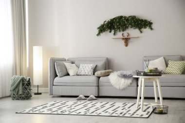 Noel süslemeleri olan şık bir oturma odası. İç tasarım