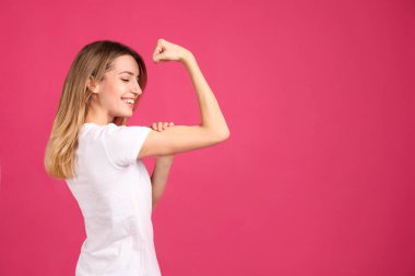Pembe arka planda kız gücünün sembolü olarak güçlü bir kadın, mesaj için boşluk. 8 Mart konsepti