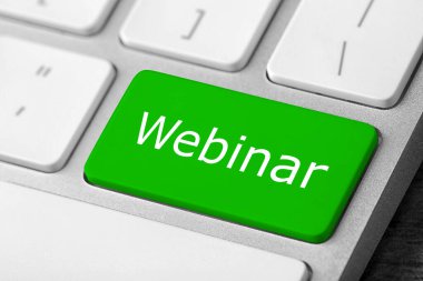 Çevrimiçi öğrenme. Bilgisayar klavyesinde kelime Webinar ile yeşil düğme, kapat
