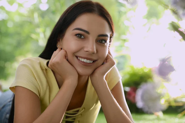 Mooie Jonge Vrouw Park Zonnige Dag — Stockfoto