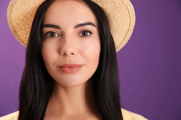 Retrato Una Hermosa Joven Sobre Fondo Púrpura Primer Plano — Foto de Stock