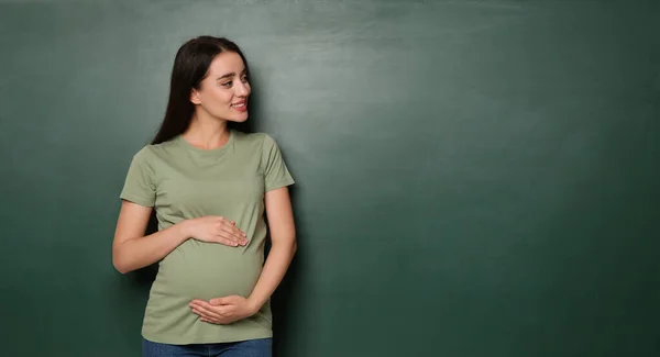 Mujer Embarazada Cerca Pizarra Verde Vacía Espacio Para Texto Elegir — Foto de Stock