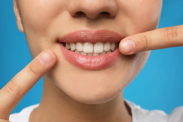 Frau Mit Gesunden Zähnen Und Schönem Lächeln Auf Blauem Hintergrund — Stockfoto