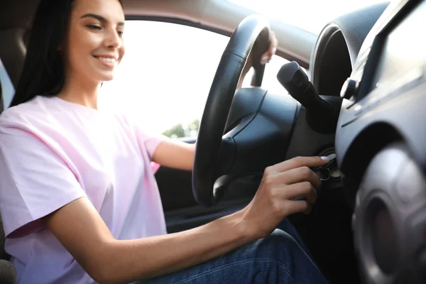 Jovem Mulher Ligar Motor Carro Escola Condução — Fotografia de Stock