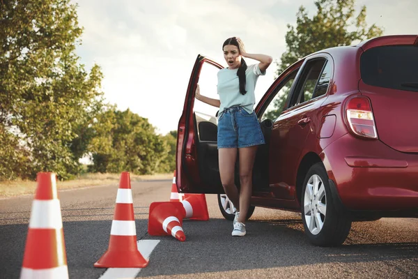 秋の交通コーンの近くの車の中で若い女性のストレス屋外 学校試験に失敗 — ストック写真