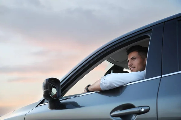 Hombre Guapo Conduciendo Coche Moderno Vista Bajo Ángulo —  Fotos de Stock