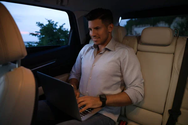 Bonito Homem Trabalhando Com Laptop Banco Trás Carro Moderno — Fotografia de Stock