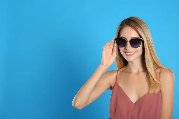 Mooie Vrouw Stijlvolle Zonnebril Lichtblauwe Achtergrond Ruimte Voor Tekst — Stockfoto