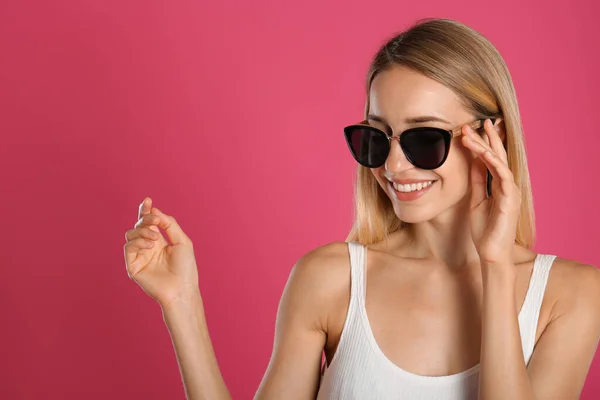 Schöne Frau Mit Stylischer Sonnenbrille Auf Rosa Hintergrund — Stockfoto