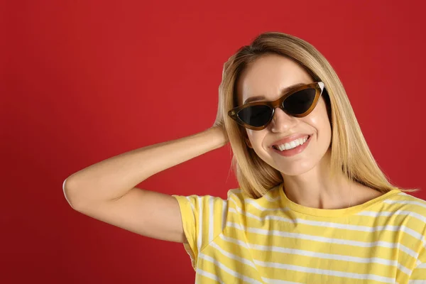 Mooie Vrouw Stijlvolle Zonnebril Rode Achtergrond — Stockfoto