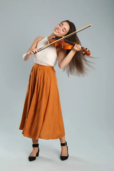 Mulher Bonita Tocando Violino Fundo Cinza — Fotografia de Stock