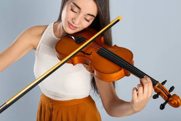 Mulher Bonita Tocando Violino Fundo Cinza Close — Fotografia de Stock