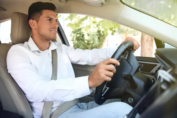 Conductor Masculino Con Cinturón Seguridad Abrochado Coche —  Fotos de Stock