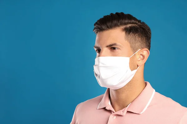 Uomo Maschera Protettiva Sfondo Blu Spazio Testo — Foto Stock