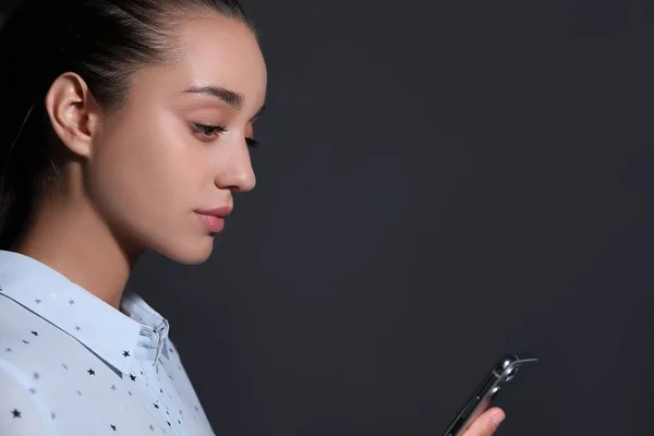 Jovem Mulher Desbloqueando Smartphone Com Scanner Facial Fundo Preto Verificação — Fotografia de Stock