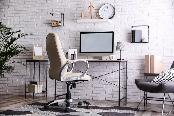 Chaise Confortable Près Bureau Dans Intérieur Bureau Moderne — Photo