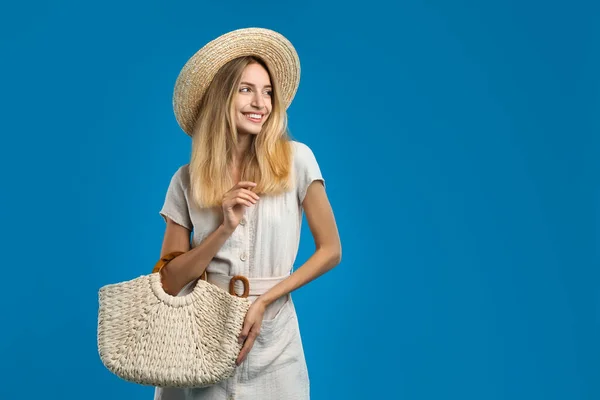 Hermosa Mujer Joven Con Elegante Bolso Paja Sobre Fondo Azul — Foto de Stock