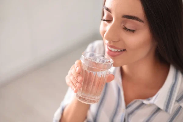 Mujer Joven Bebiendo Agua Pura Vidrio Interior Primer Plano Espacio —  Fotos de Stock