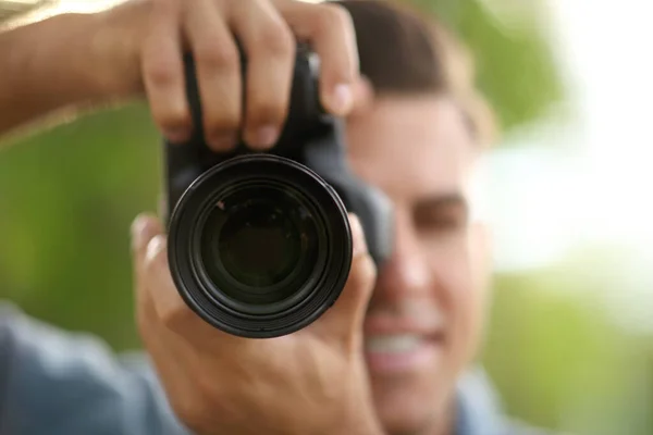 Fotógrafo Tomando Fotos Con Cámara Profesional Aire Libre Enfoque Lente —  Fotos de Stock