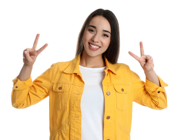 Mulher Casaco Amarelo Mostrando Número Quatro Com Mãos Fundo Branco — Fotografia de Stock