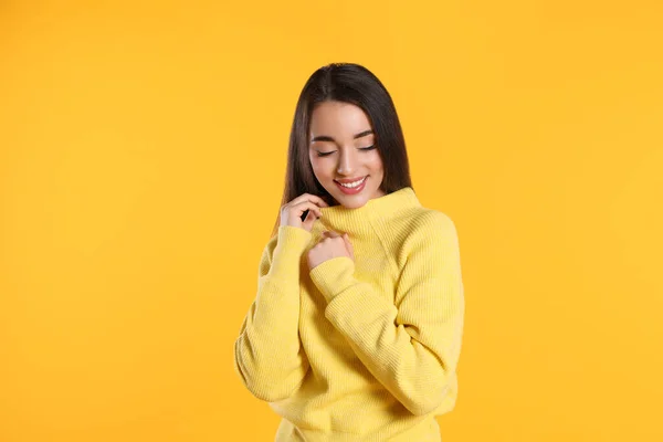 Mulher Bonita Usando Camisola Quente Fundo Amarelo — Fotografia de Stock