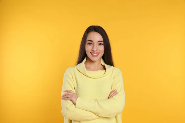 Hermosa Mujer Joven Con Suéter Cálido Sobre Fondo Amarillo —  Fotos de Stock