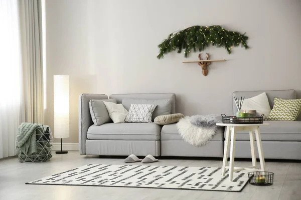 Noel süslemeleri olan şık bir oturma odası. İç tasarım