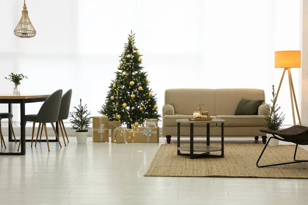 Bellissimo Albero Natale Divano Soggiorno Contemporaneo Interior Design — Foto Stock