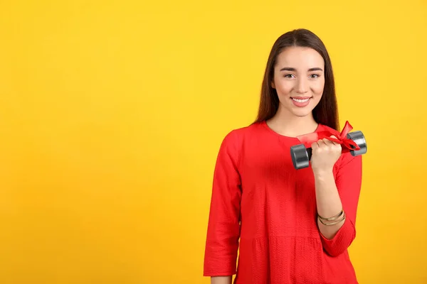 Žena Činkou Jako Symbol Dívčí Síly Žlutém Pozadí Prostor Pro — Stock fotografie