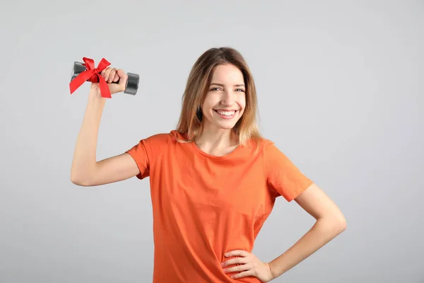 Žena Činkou Jako Symbol Dívčí Síly Světle Šedém Pozadí Koncept — Stock fotografie