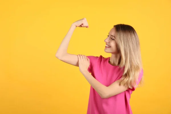 Mulher Forte Como Símbolo Poder Menina Fundo Amarelo Espaço Para — Fotografia de Stock