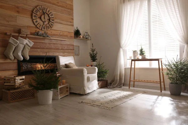 Getopfte Tannenbäume Und Weihnachtsdekoration Zimmer Mit Kamin Stilvolles Interieur — Stockfoto