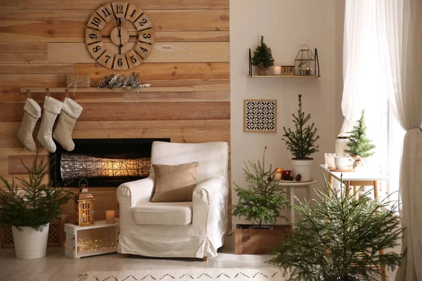 Sapins Pot Décorations Noël Dans Chambre Avec Cheminée Design Intérieur — Photo